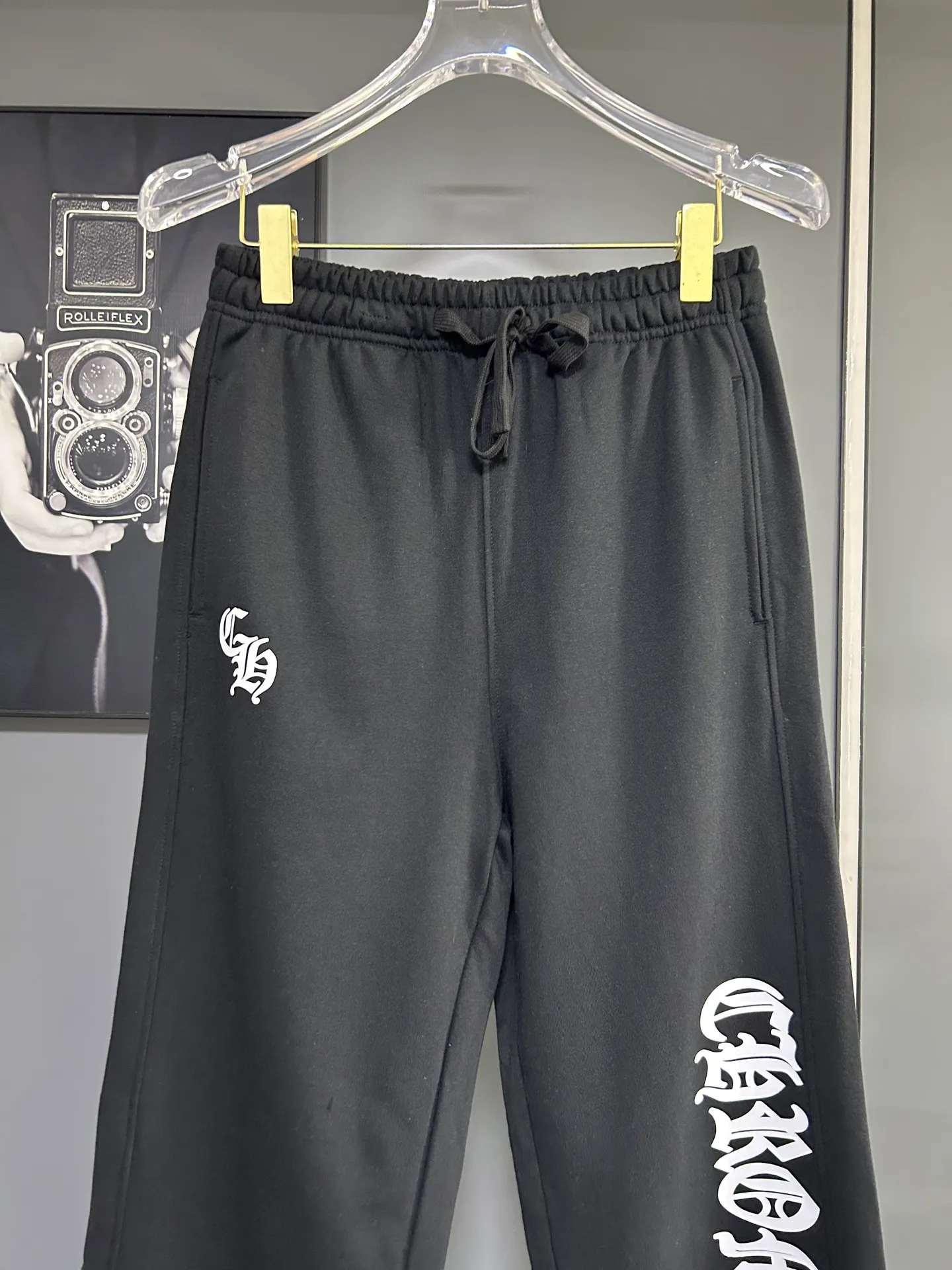 P220 Chrome Hearts 25 new colorful cross-mark loose straight trousers 2025 autumn and winter new embroidered elastic band casual trousers, customized fabrics at the counter. Made of 400g high-version terry fabric, with high breathability and comfort, impeccable details, no pilling and no deformation, brand element design concept, reflecting high quality. It feels delicate and soft! It presents casual tailoring, the same style for men and women, and the upper body shape is awesome! Size: S M L XL Color: Black